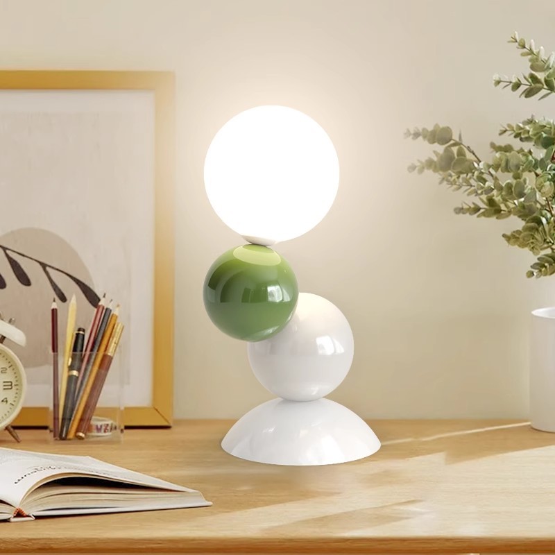 Lámpara de mesa con bola de acrílico... Lámpara de mesa con bola de acrílico...