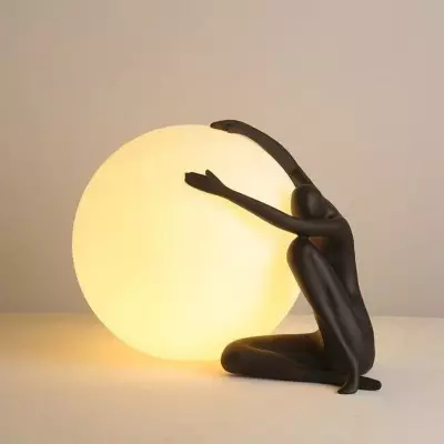 Humanoïde bal vasthoudende...