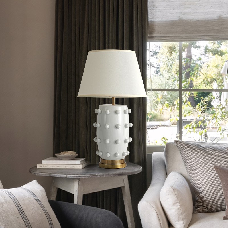 Moderne, schlichte Tischlampe aus... Moderne, schlichte Tischlampe aus...