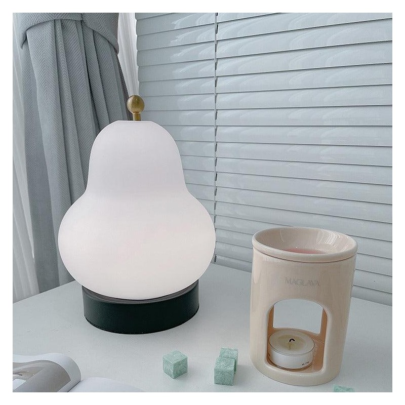 Jolie lampe de table en forme de... Jolie lampe de table en forme de...