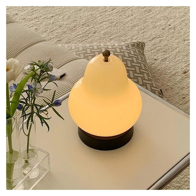 Jolie lampe de table en forme de... Jolie lampe de table en forme de...