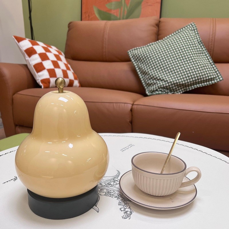 Jolie lampe de table en forme de... Jolie lampe de table en forme de...