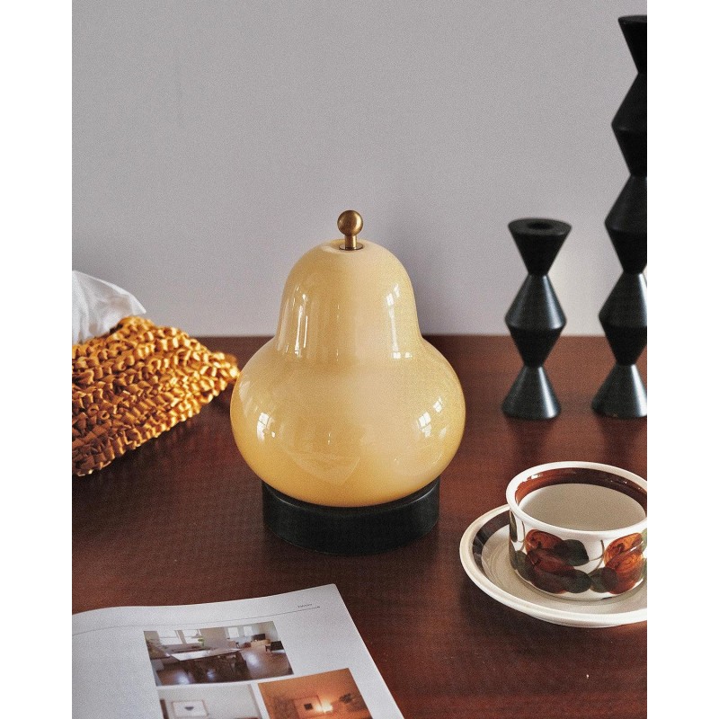 Jolie lampe de table en forme de... Jolie lampe de table en forme de...