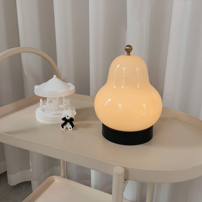 Jolie lampe de table en forme de... Jolie lampe de table en forme de...