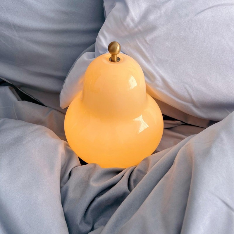 Jolie lampe de table en forme de... Jolie lampe de table en forme de...