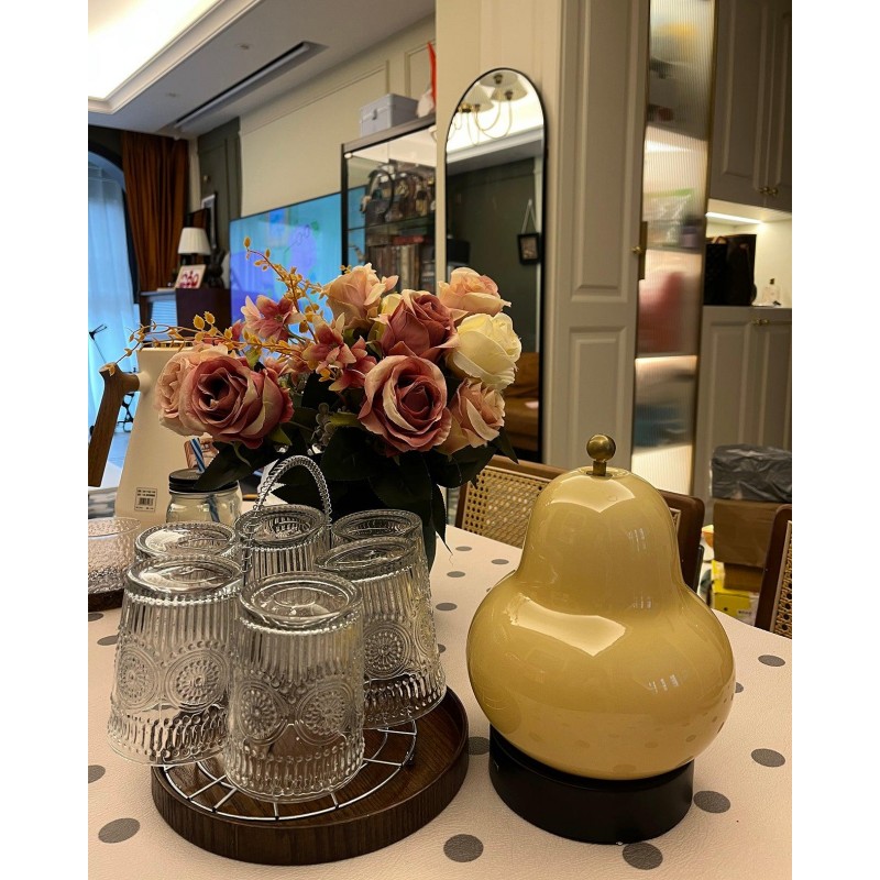 Jolie lampe de table en forme de... Jolie lampe de table en forme de...