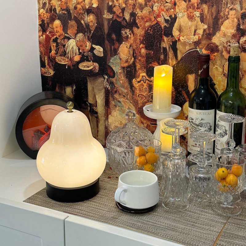 Jolie lampe de table en forme de... Jolie lampe de table en forme de...