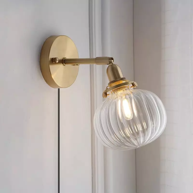 Lampada da parete in ottone e vetro...