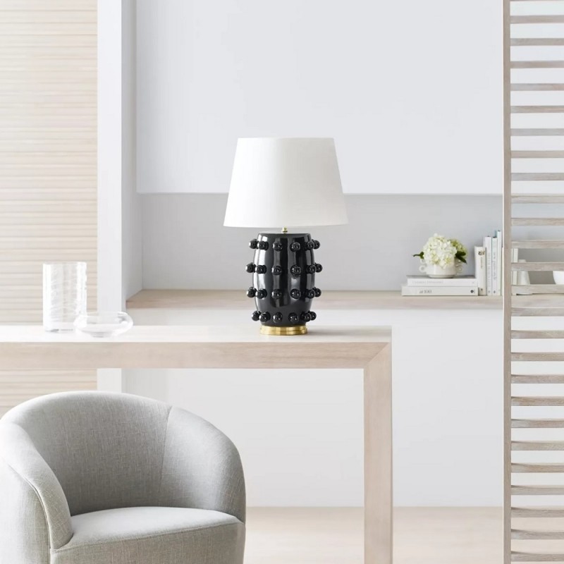 Moderne, schlichte Tischlampe aus... Moderne, schlichte Tischlampe aus...