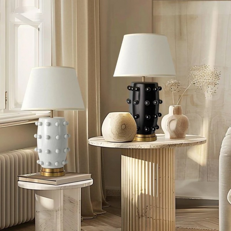 Moderne, schlichte Tischlampe aus... Moderne, schlichte Tischlampe aus...