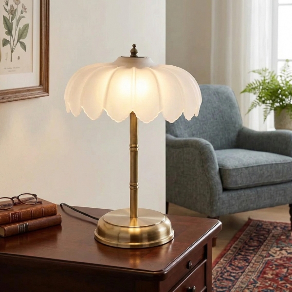 Aridia Elegant Table Lamp - Sleek Metal Base and Glass Shade for Contemporary Spaces KL2314