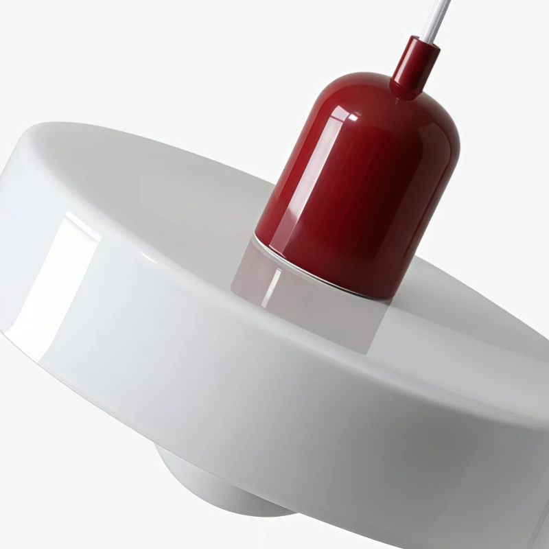 Witte glanzende schijf, rode fitting en witte glazen bol