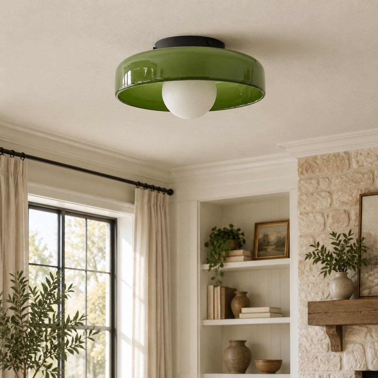 Lampada verde a disco e globo spenta accanto a una finestra di giorno