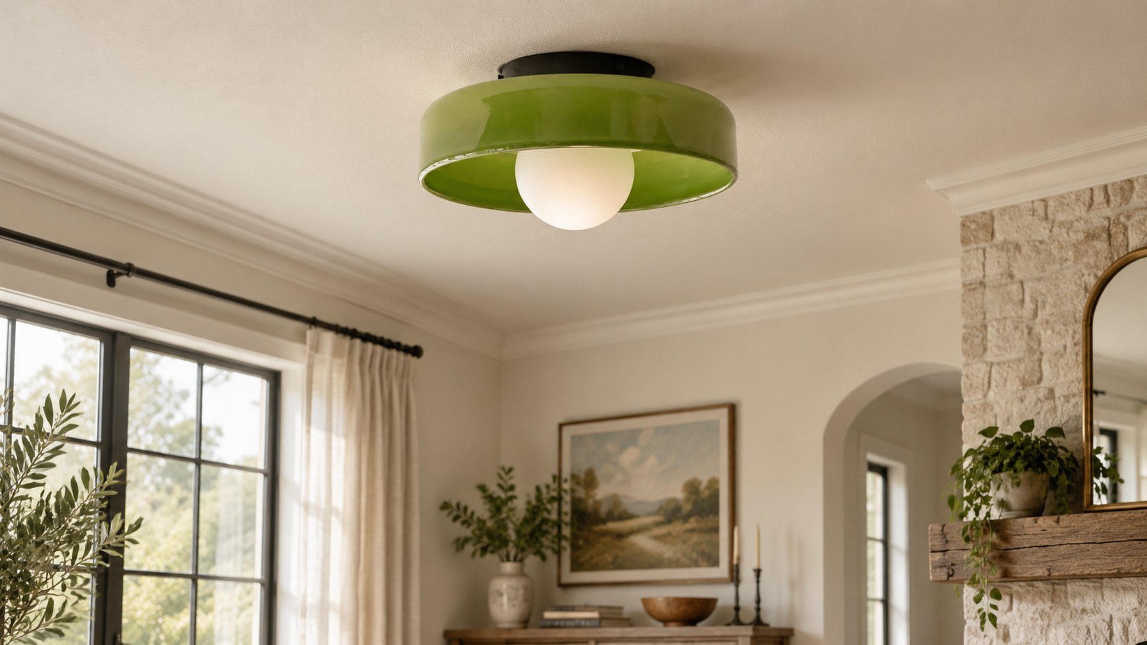 Lampada verde a disco e globo spenta in una stanza di giorno