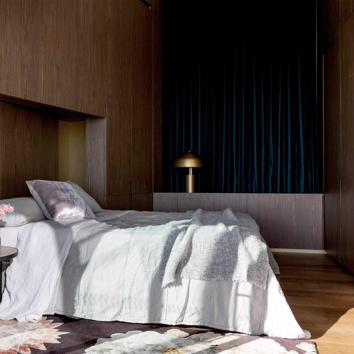 Modern Minimalist Design Crooked Head Table Lamp KL544