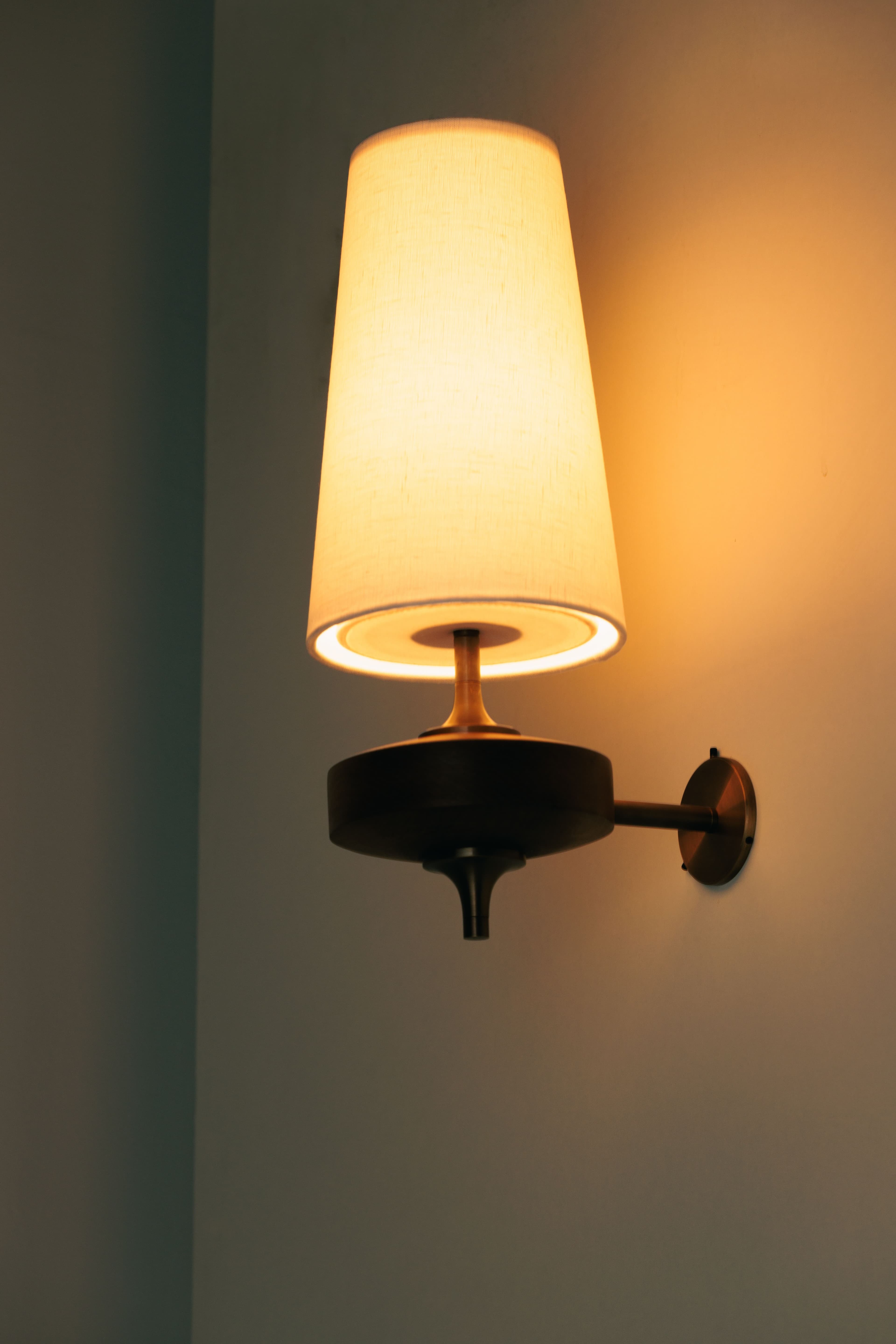 Hour Retro Fabric Shade Wall Sconce – Mid-Century Inspired For Vanity or Bedside KL1176
