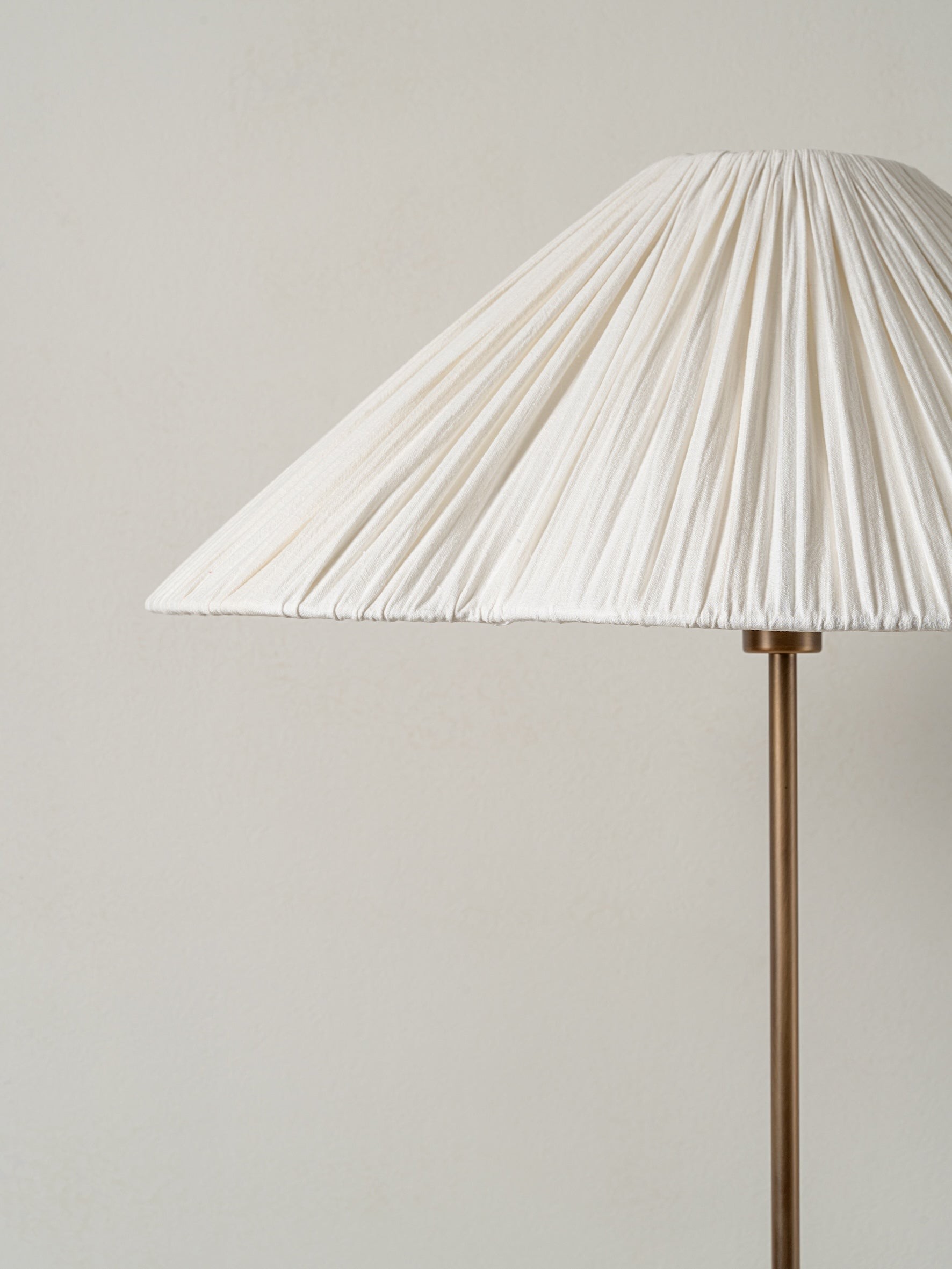 Linen Scalloped Floor Lamp – Soft Linen Pleats with Refined Metal Base KL1535