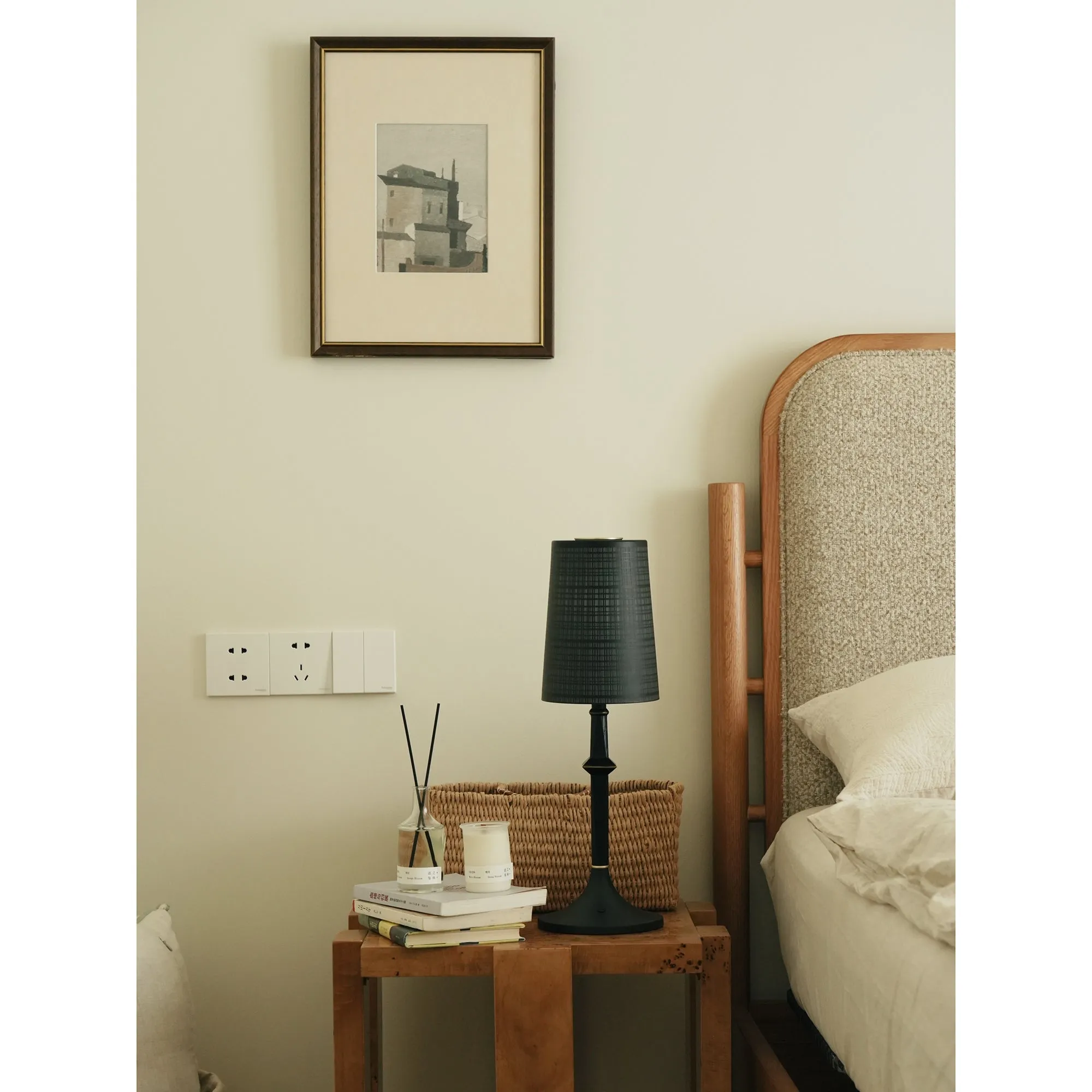 Devon Black Table Lamp (Built-in Battery) D709
