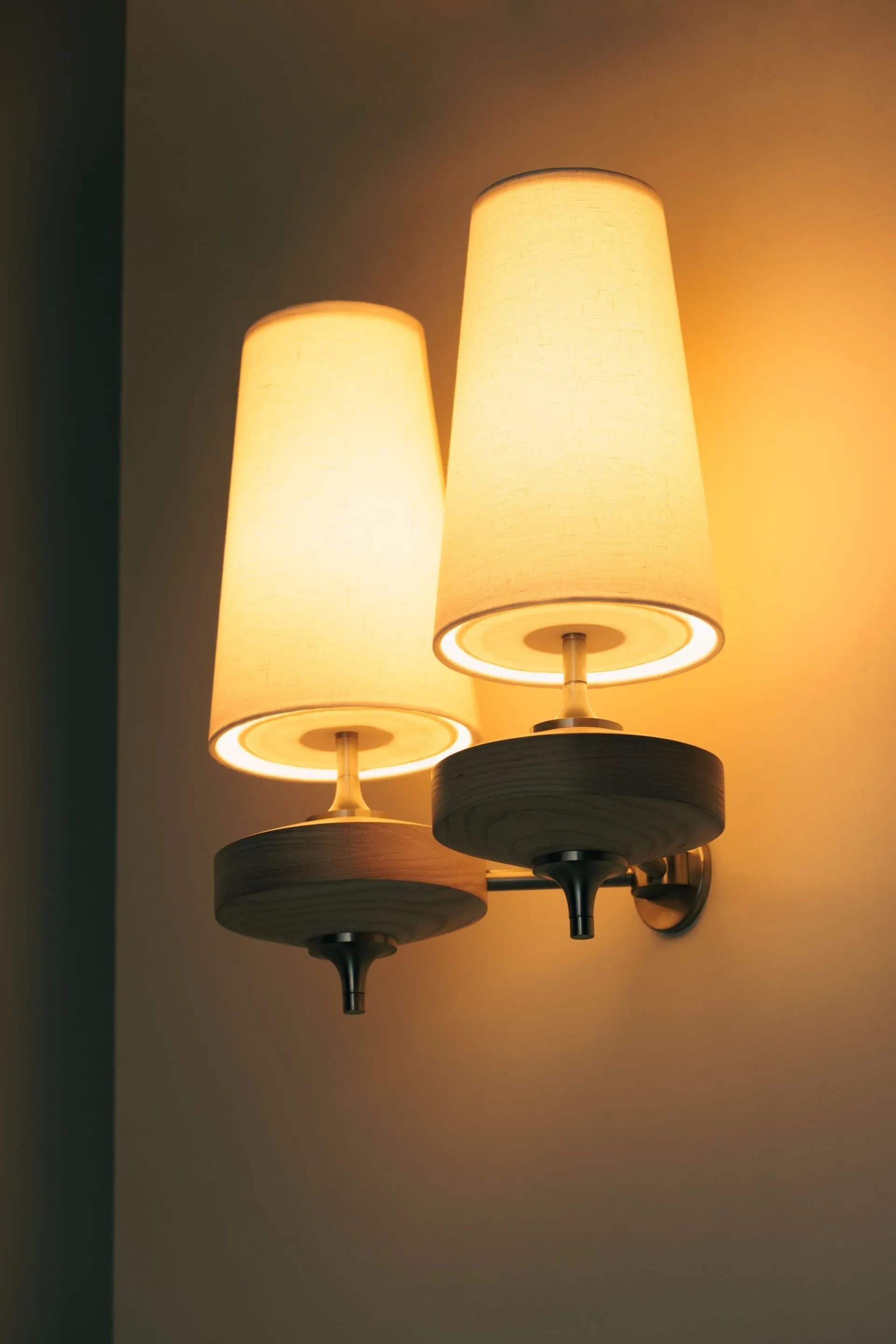 Hour Retro Fabric Shade Wall Sconce – Mid-Century Inspired For Vanity or Bedside KL1176