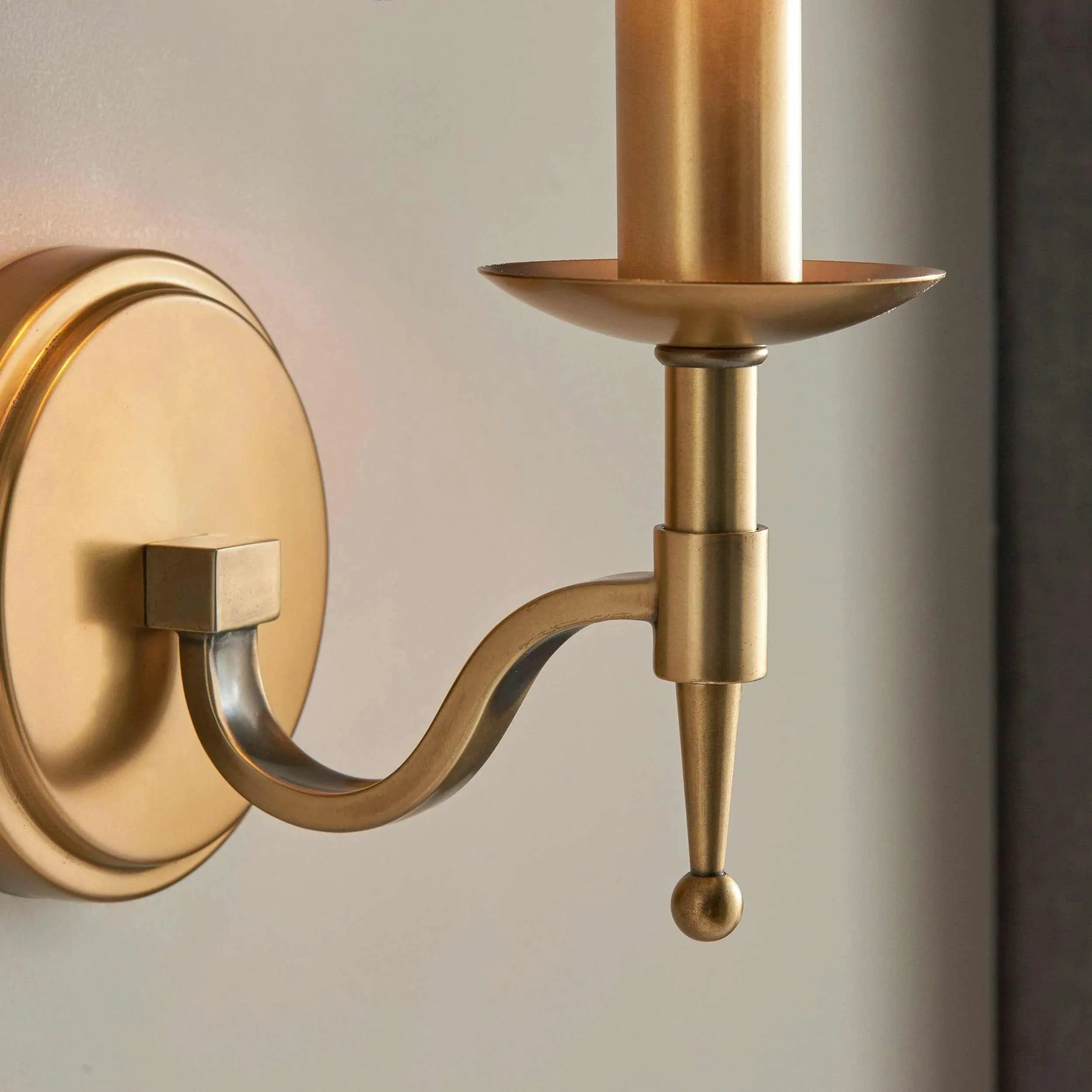 Tela Traditional Brass Wall Sconce - Classic Curved Arm Sconce for Hallway KL1787