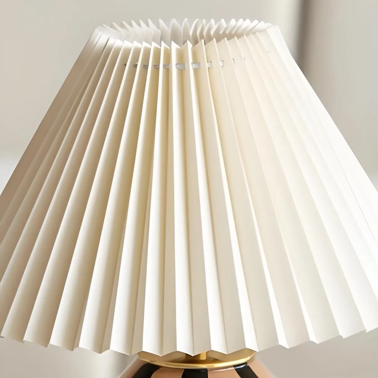 Undara Classic Pleated Table Lamp – Stylish Glass Base Table Light for Reading Corner KL2152