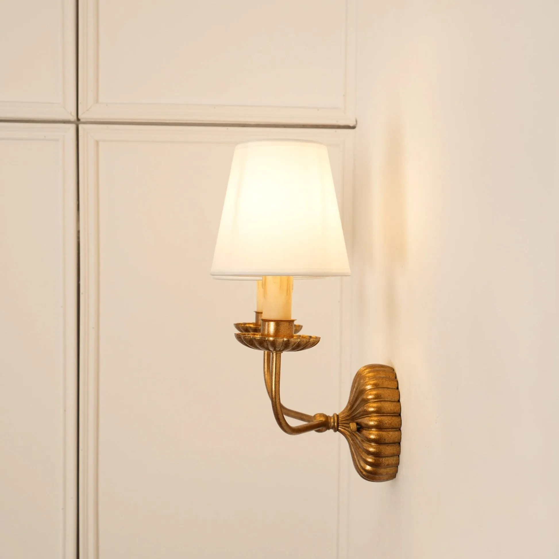 Catina Fabric Shade Wall Sconce – Classic Metal Wall Lighting for Entryway or Lounge KL1148