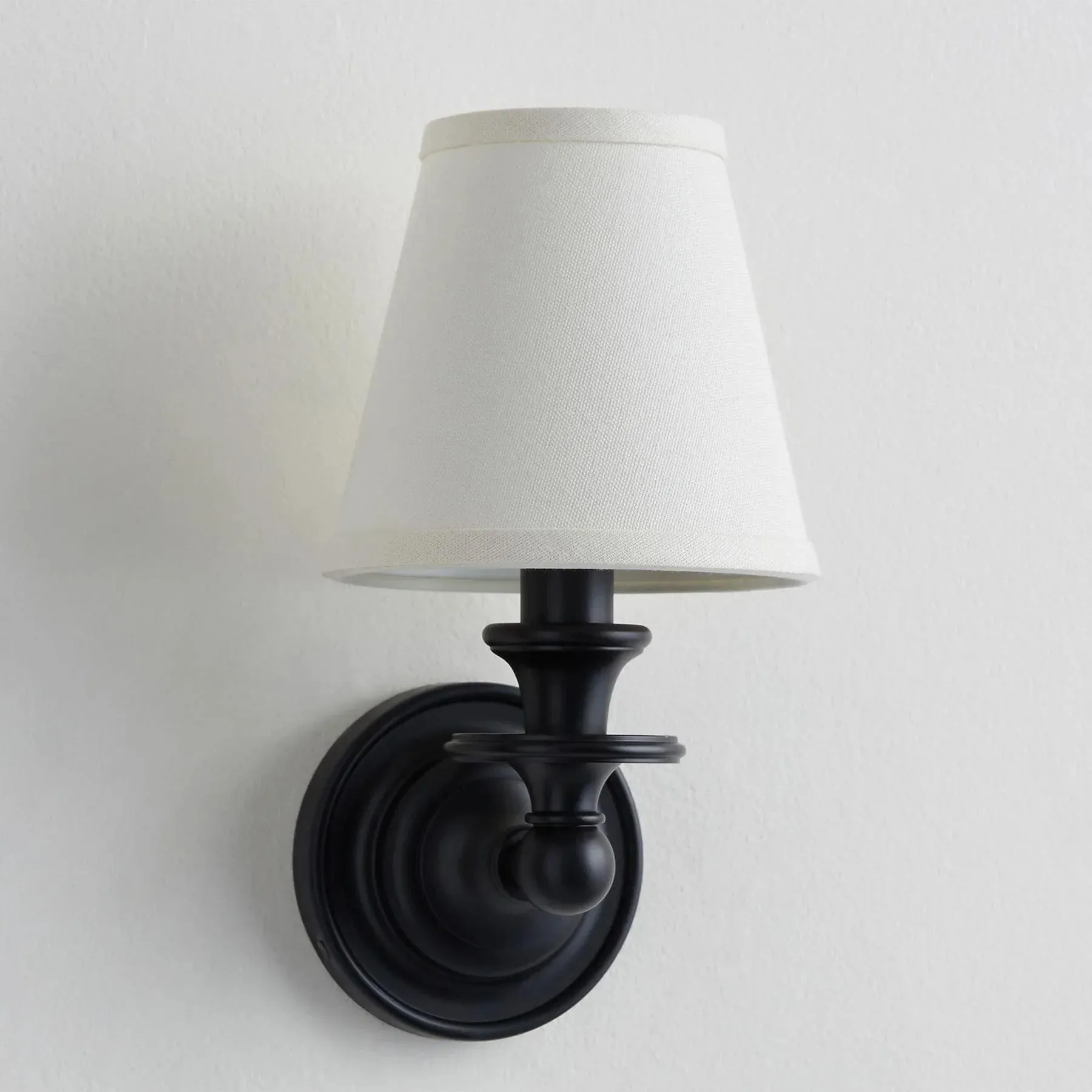 Kalvora Classic Sculpted Wall Sconce – Fabric Shade Sconce For Indoor Accent Lighting KL1162