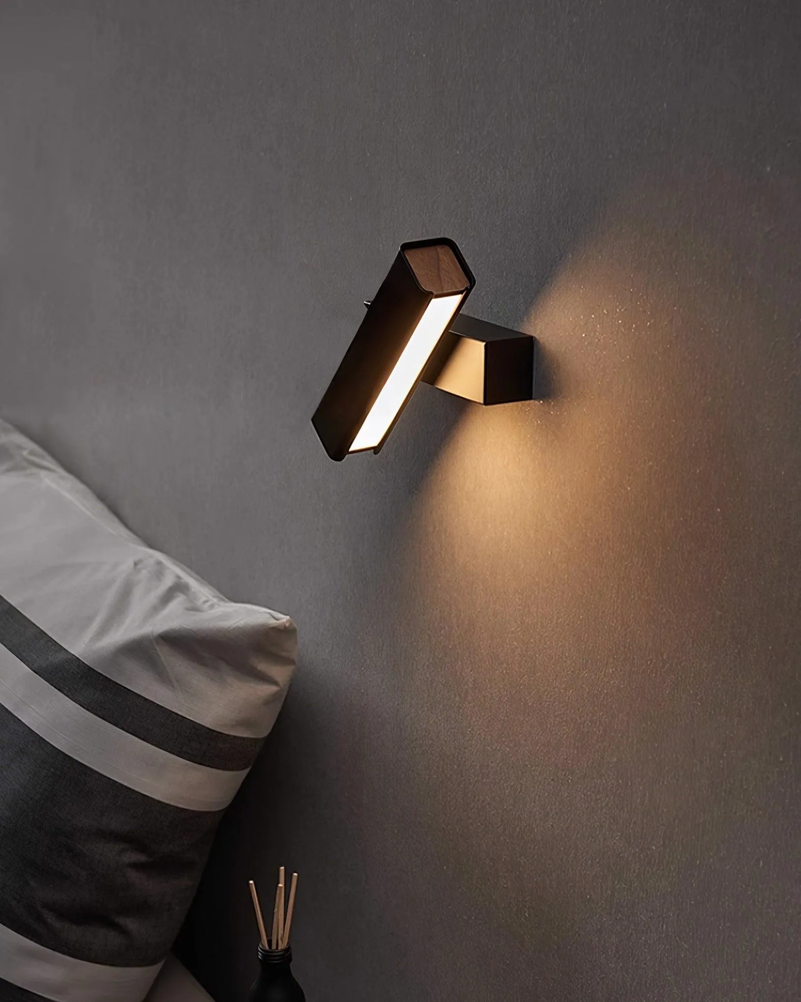 Nordic Art Bedroom Wall Lamp KL528