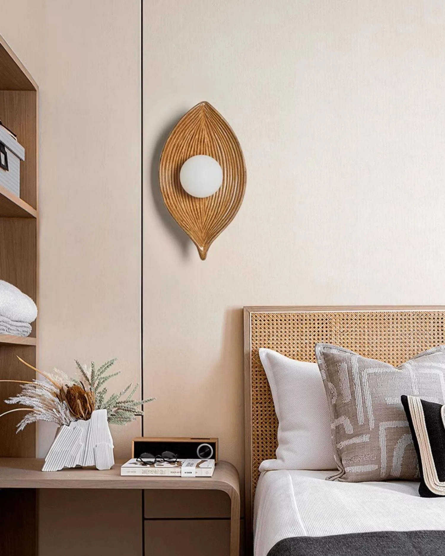 Contemporary Nordic Leaf Resin Wall Light KL445