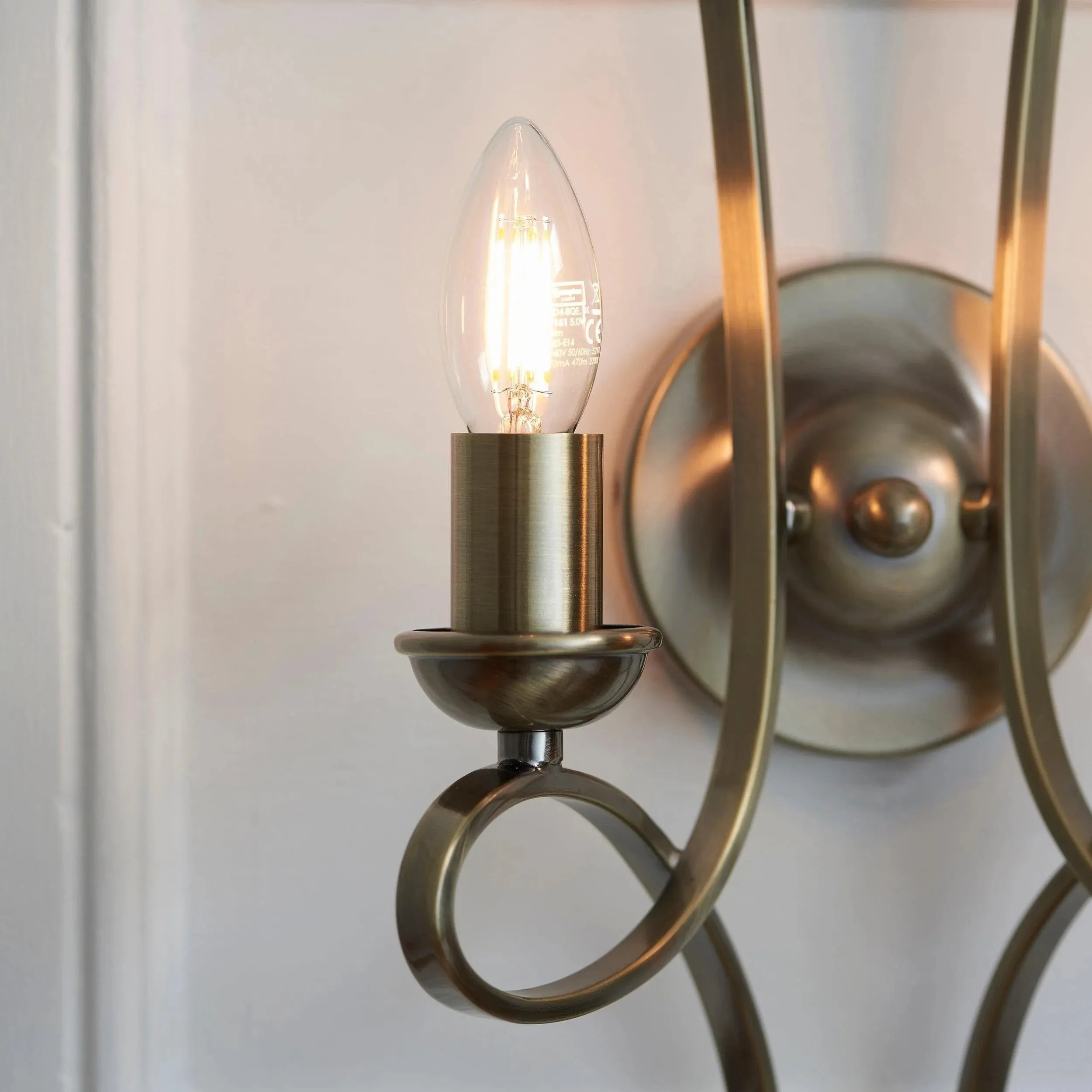 Foline Brushed Brass Wall Light - Timeless Wall Sconce for Living Rooms and Hallways KL1970