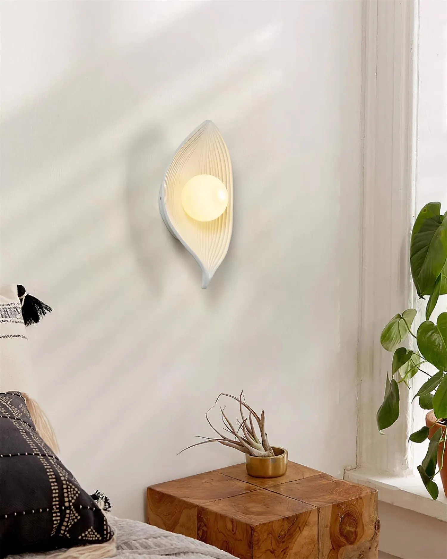 Contemporary Nordic Leaf Resin Wall Light KL445