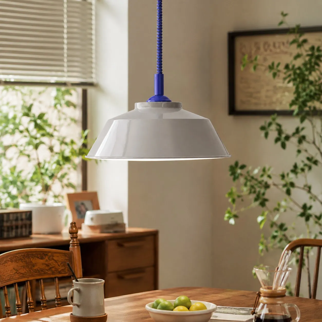 Memphis pull-down pendant in a dining space