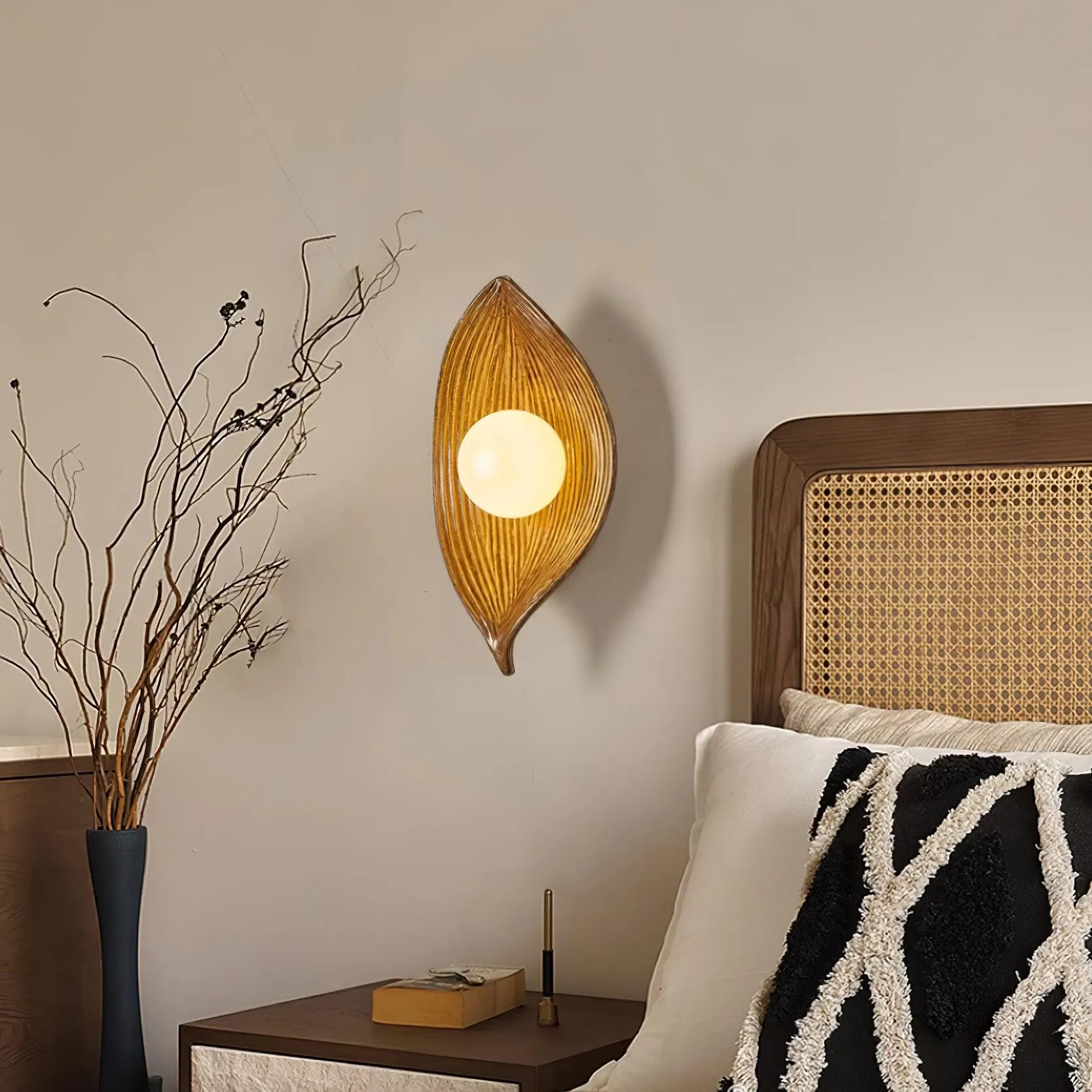Contemporary Nordic Leaf Resin Wall Light KL445