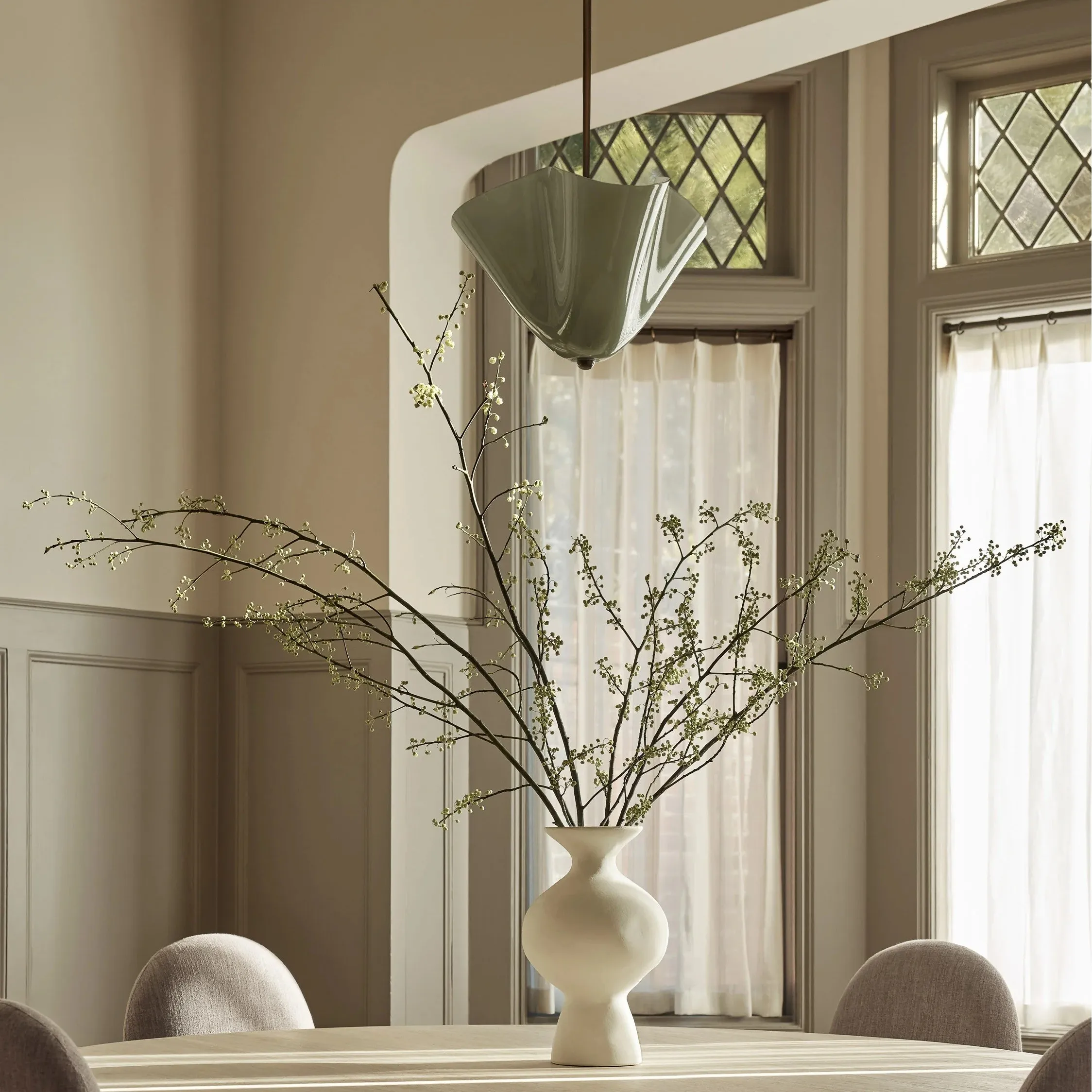 Bellina Radner Pendant Light – Colored Glass Shade with Brass Detail for Modern Spaces KL1417
