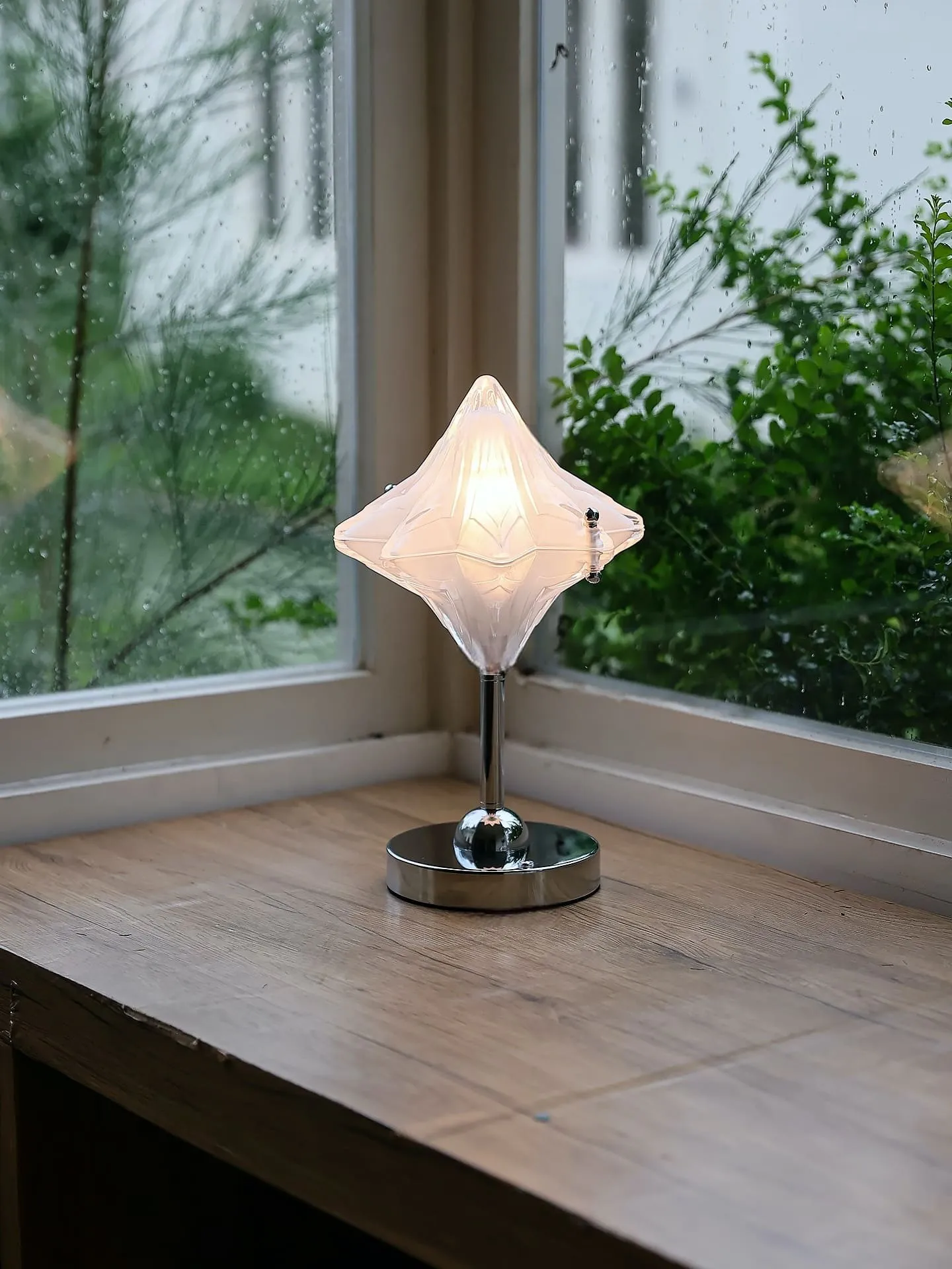 Art Deco Star Table Lamp - Frosted Glass Light for Modern Bedrooms - Astris Lyra KL1566