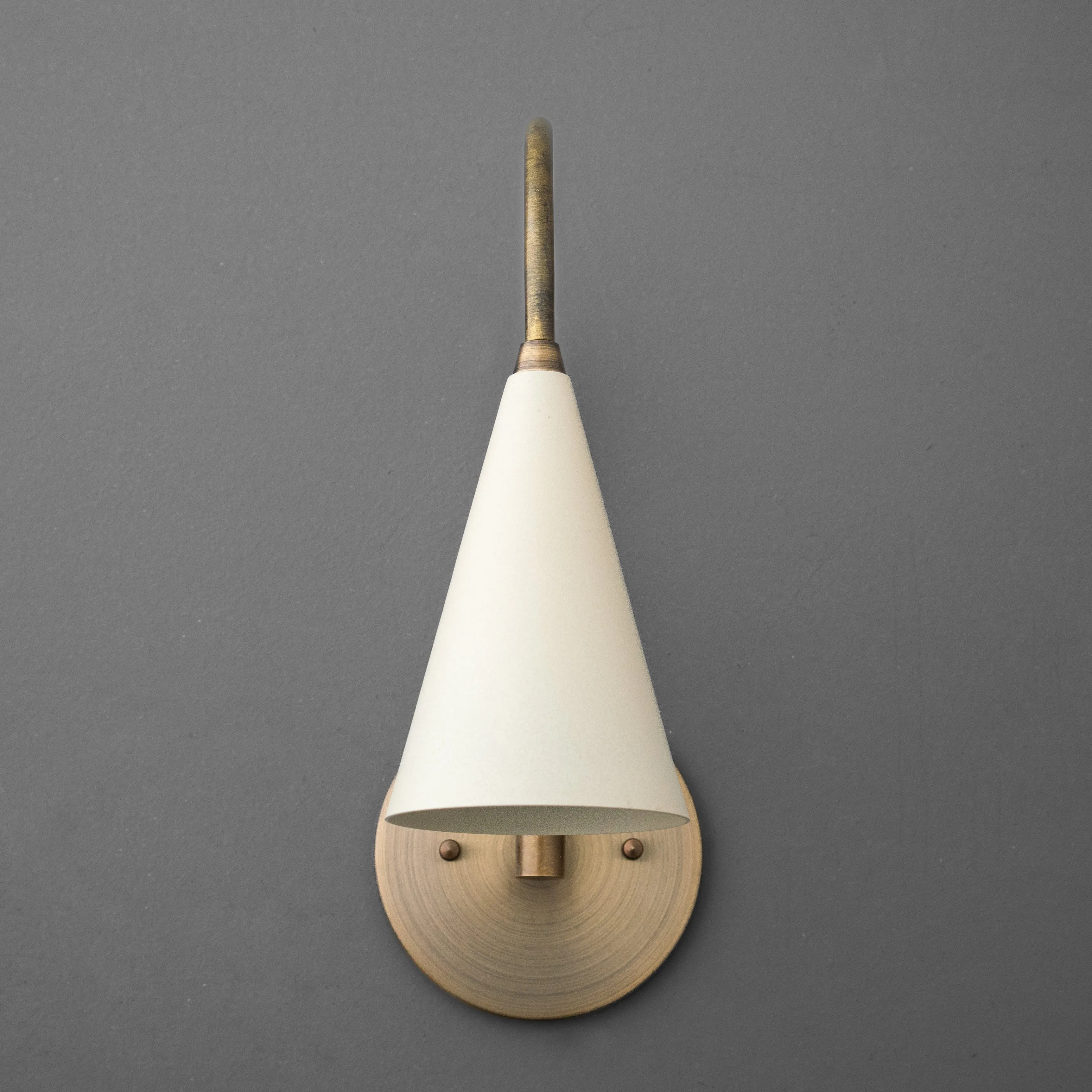 Curva Metal Vintage Wall Sconce  - Elegant Cone Shade for Bedrooms KL1511