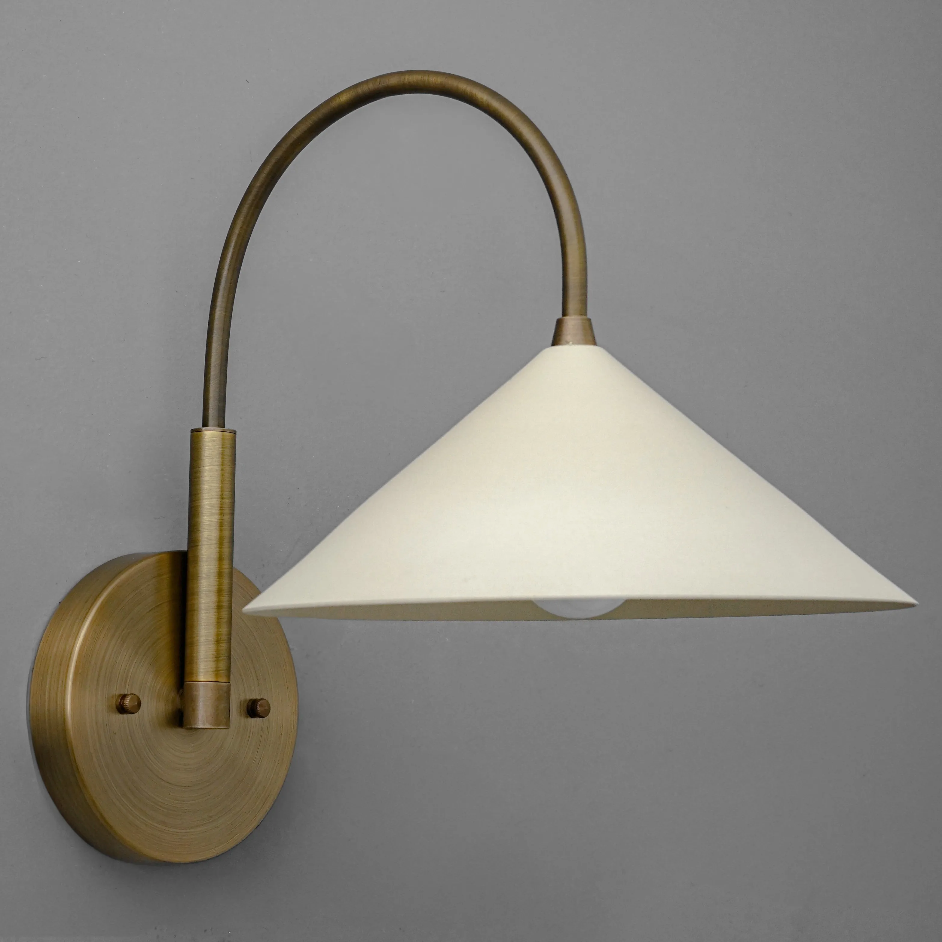 Curva Metal Vintage Wall Sconce  - Elegant Cone Shade for Bedrooms KL1511