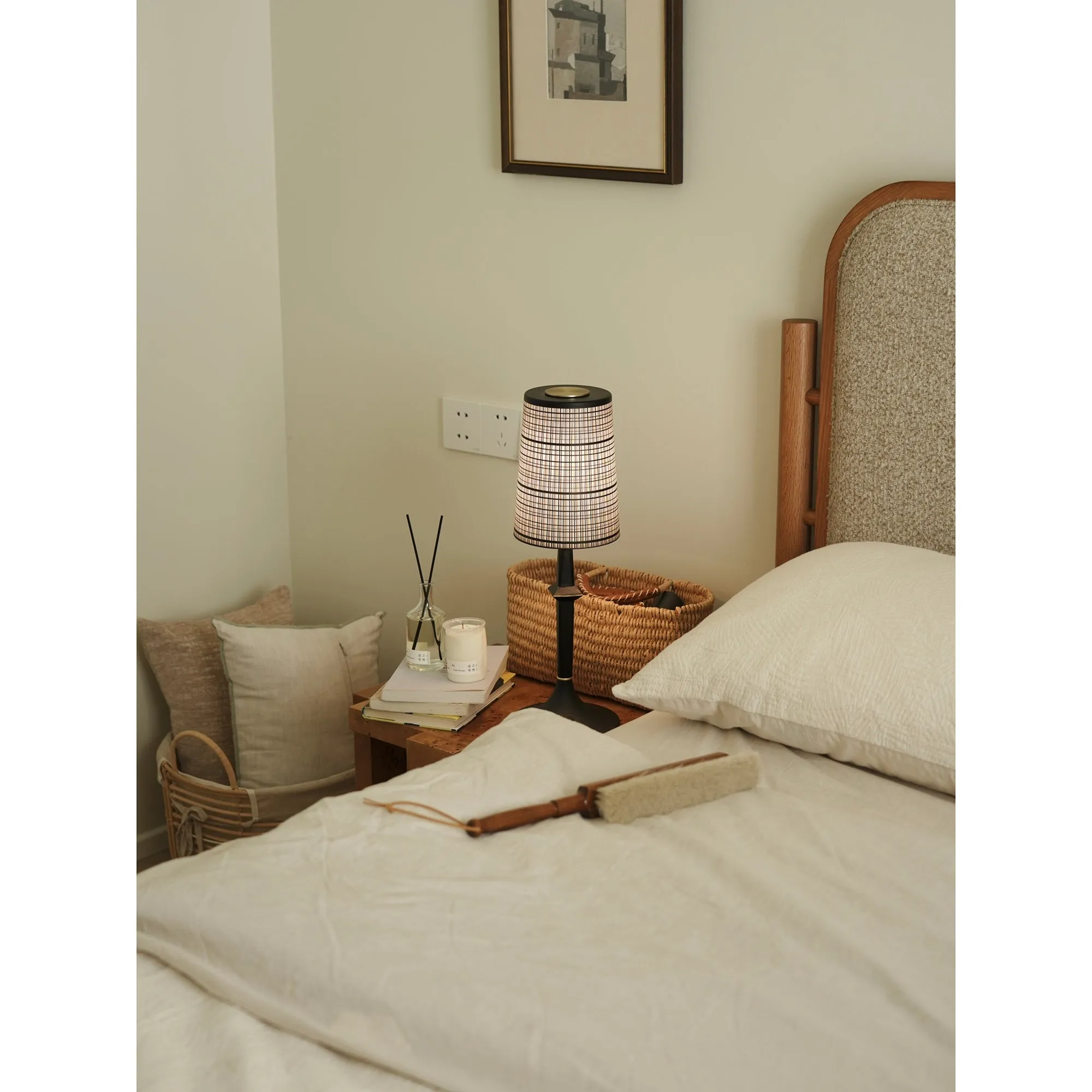 Devon Black Table Lamp (Built-in Battery) D709