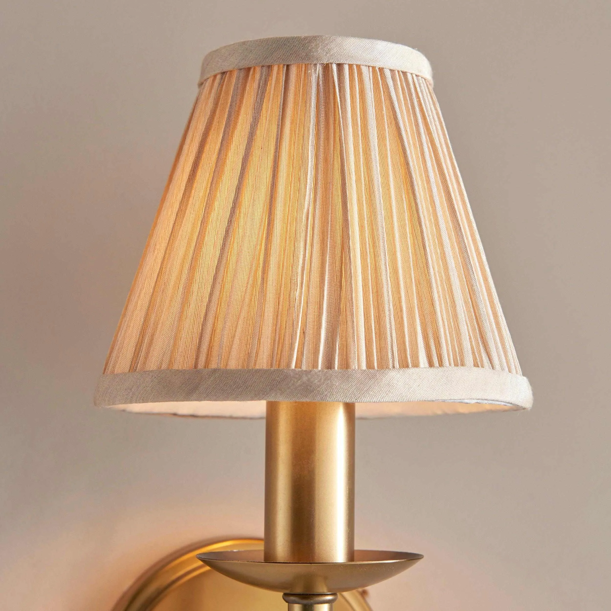 Tela Traditional Brass Wall Sconce - Classic Curved Arm Sconce for Hallway KL1787