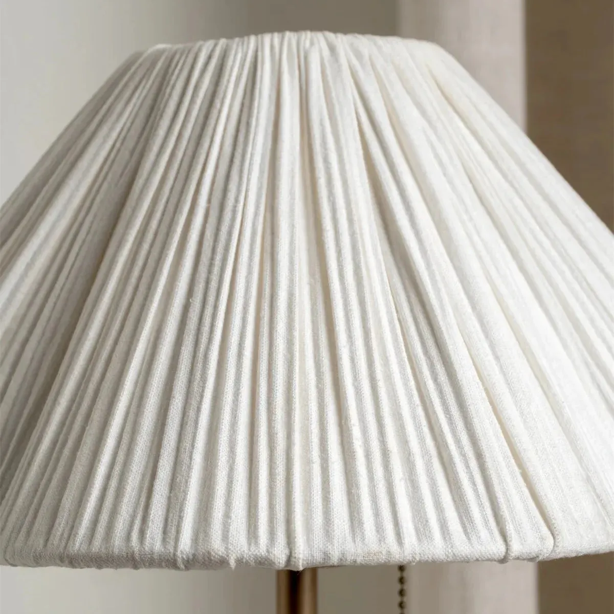 Blossine Linen Scalloped Table Lamp – Modern Elegant Lighting for Bedside or Living Room KL1536