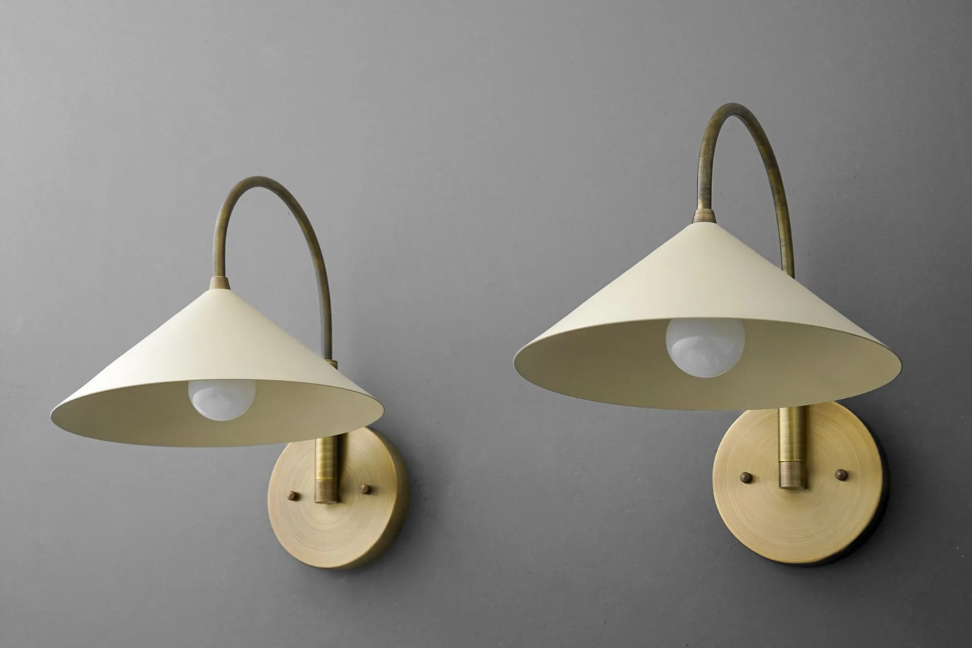 Curva Metal Vintage Wall Sconce  - Elegant Cone Shade for Bedrooms KL1511
