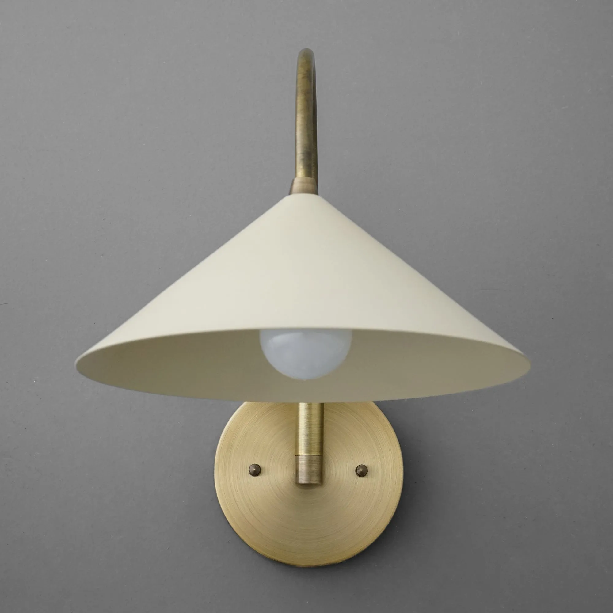 Curva Metal Vintage Wall Sconce  - Elegant Cone Shade for Bedrooms KL1511