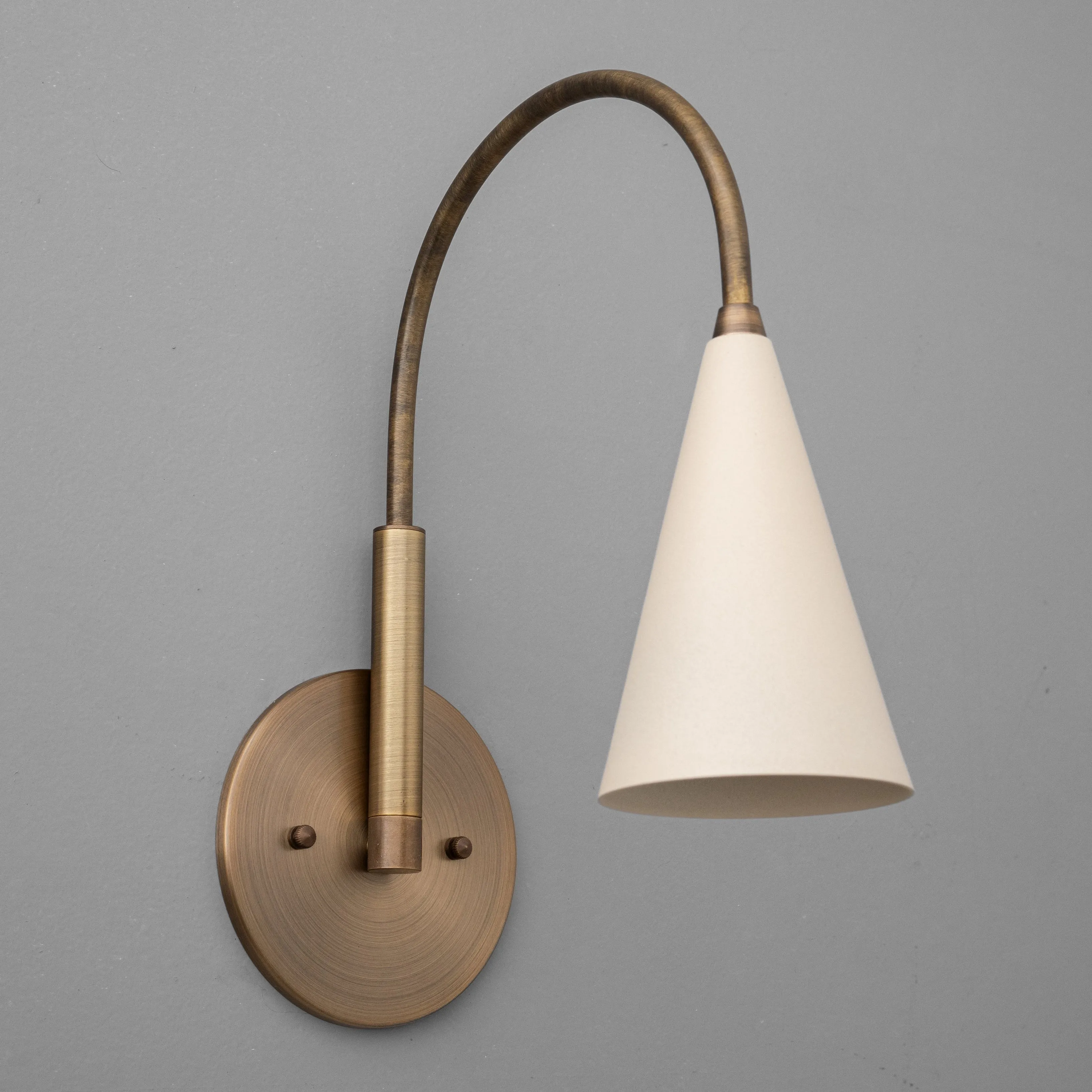 Curva Metal Vintage Wall Sconce  - Elegant Cone Shade for Bedrooms KL1511