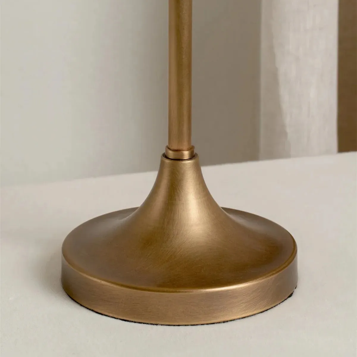 Blossine Linen Scalloped Table Lamp – Modern Elegant Lighting for Bedside or Living Room KL1536