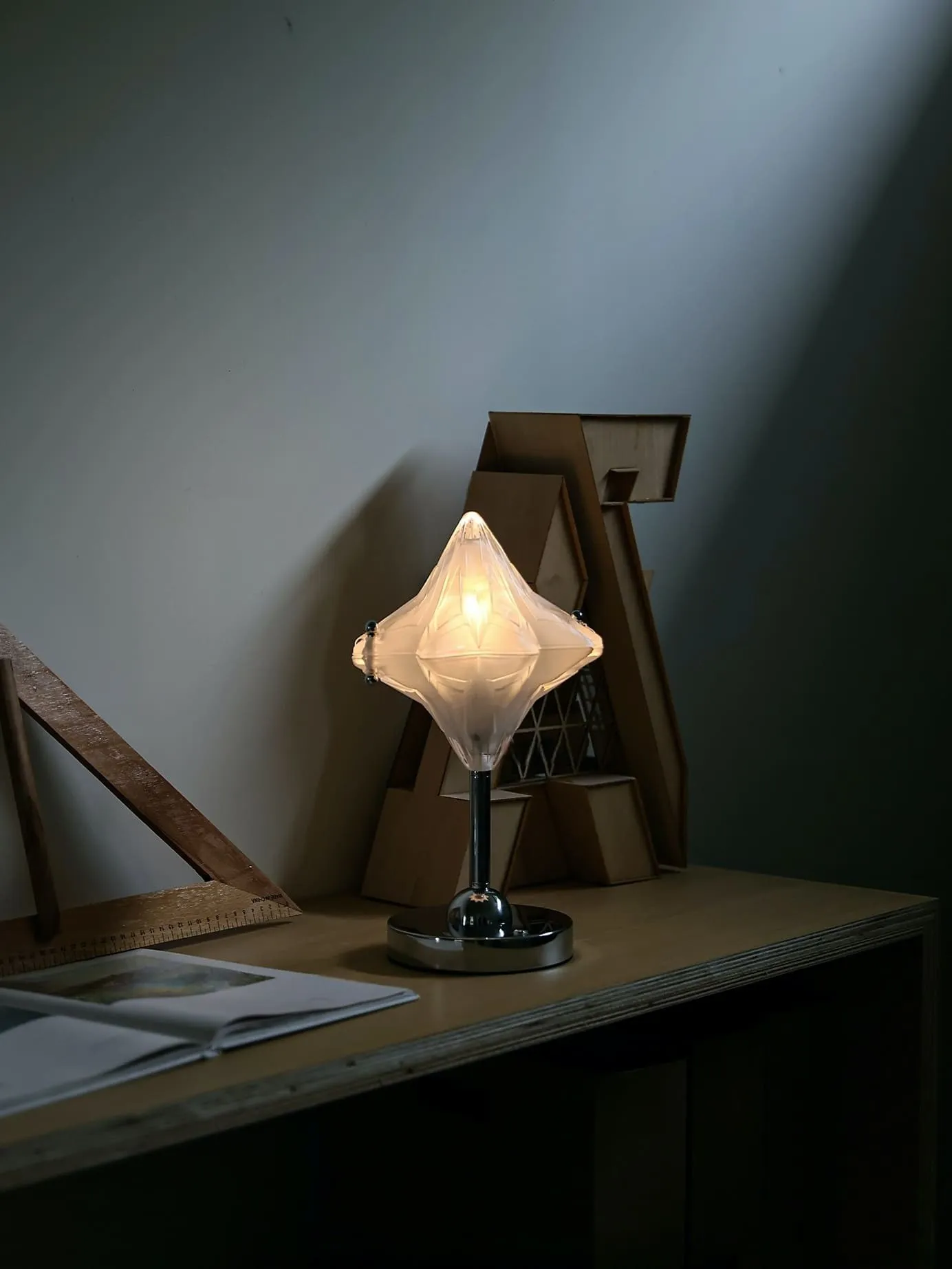 Art Deco Star Table Lamp - Frosted Glass Light for Modern Bedrooms - Astris Lyra KL1566