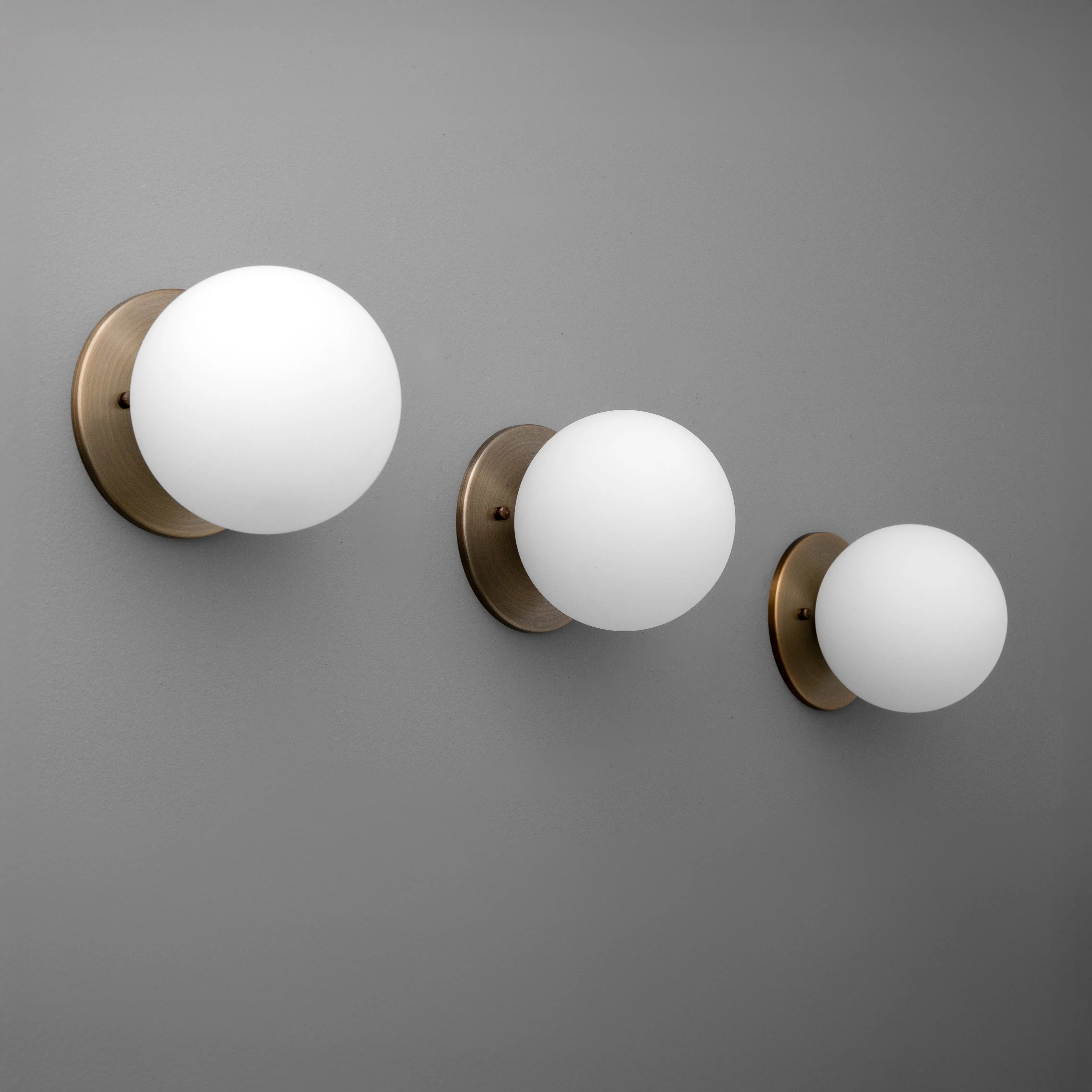 Glorica Glass Brass Wall Sconce - Frosted Globe Classic Light For Warm Ambiance KL1509