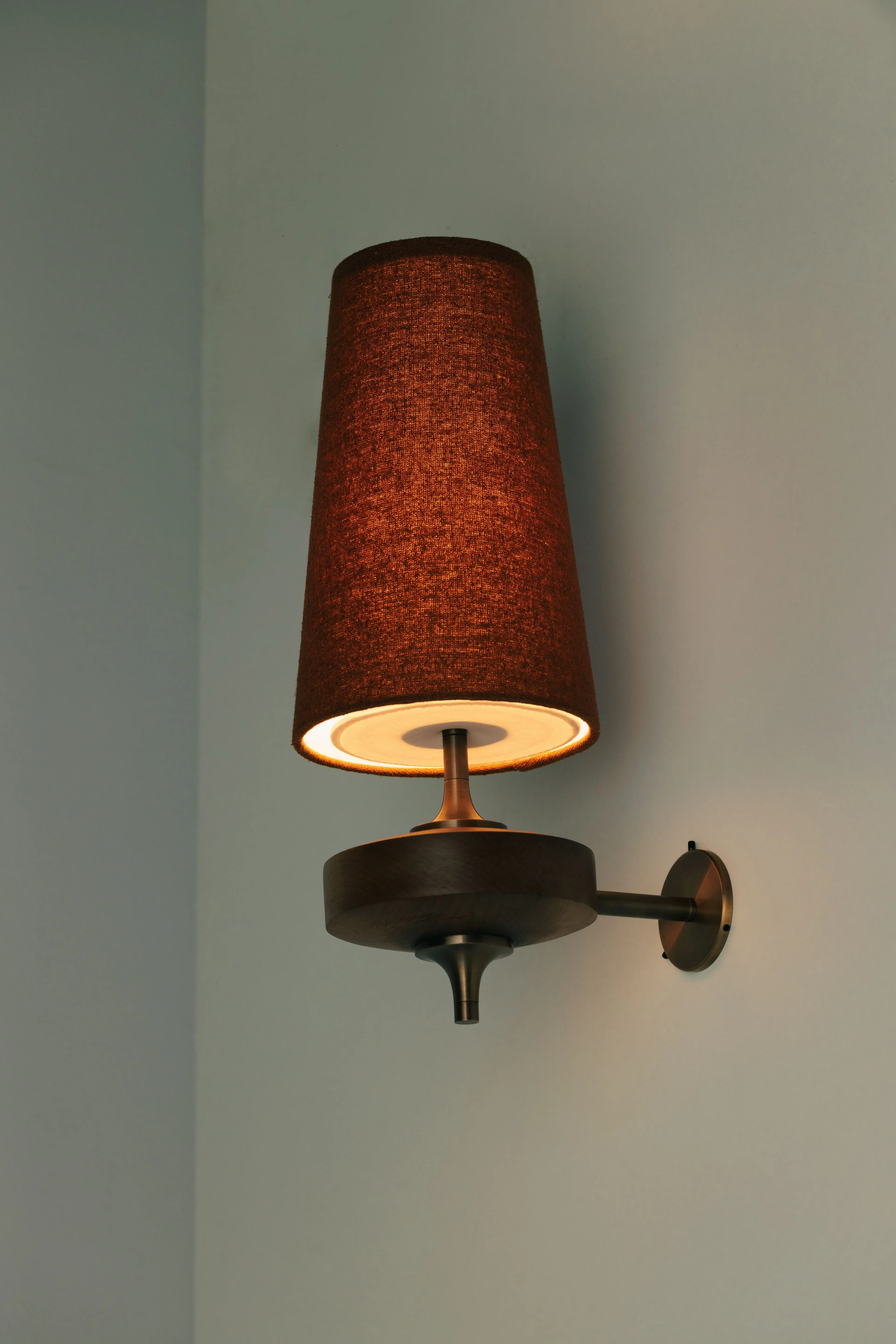 Hour Retro Fabric Shade Wall Sconce – Mid-Century Inspired For Vanity or Bedside KL1176