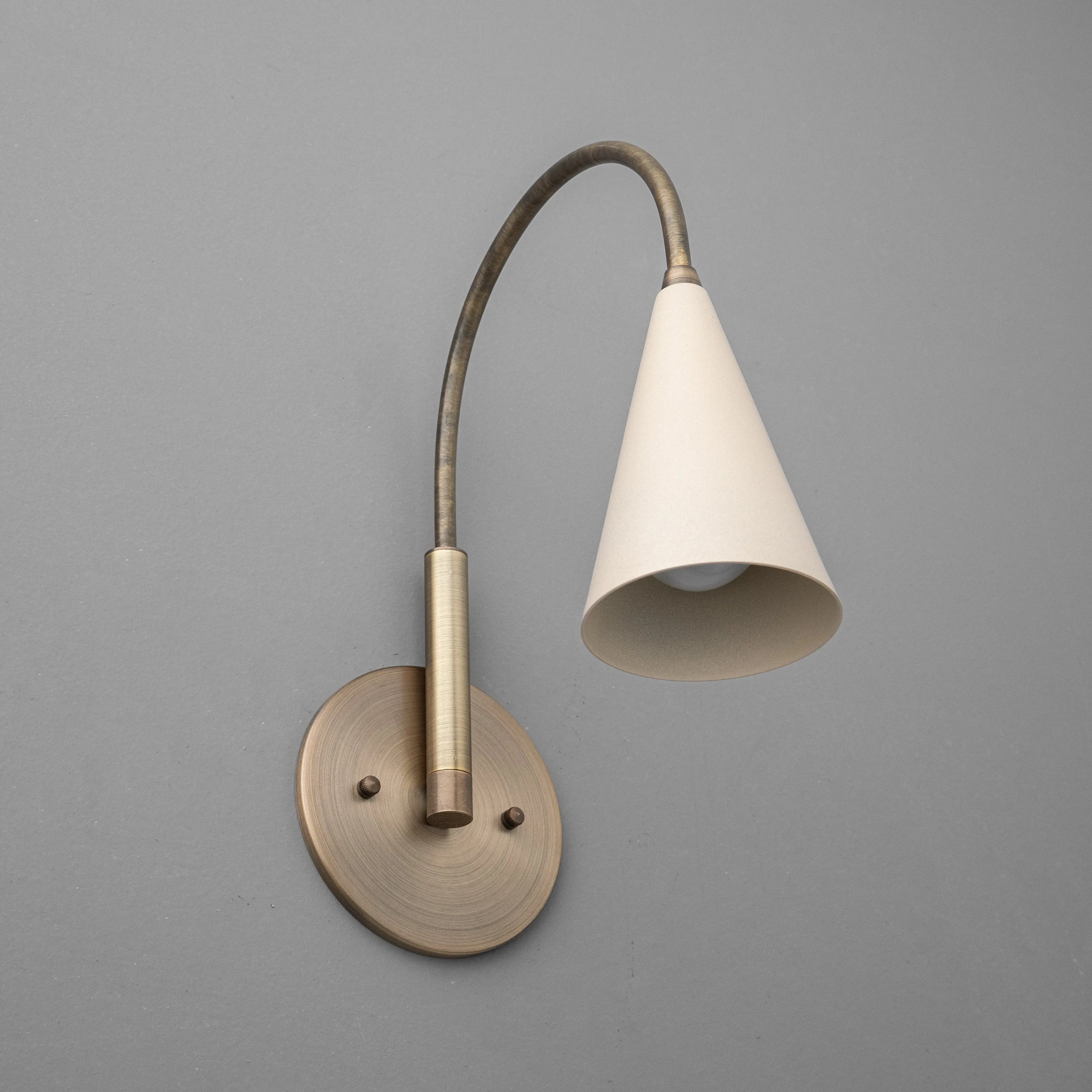Curva Metal Vintage Wall Sconce  - Elegant Cone Shade for Bedrooms KL1511
