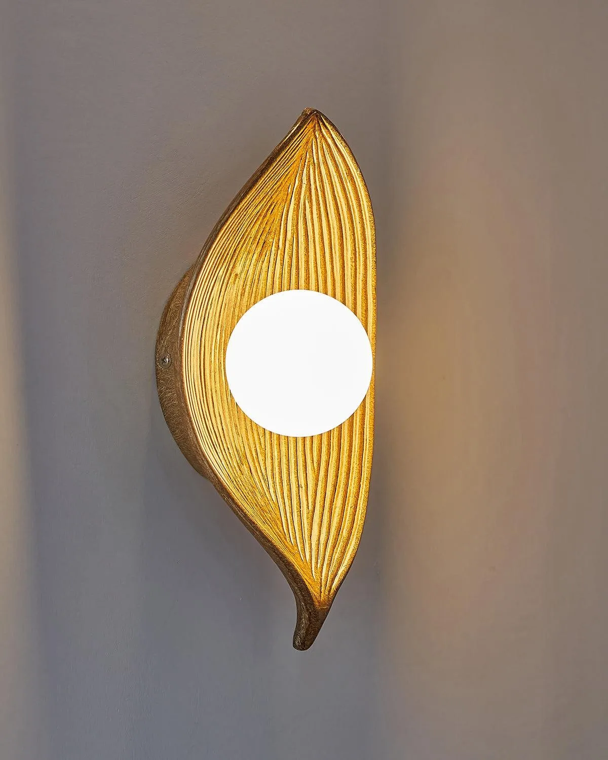 Contemporary Nordic Leaf Resin Wall Light KL445