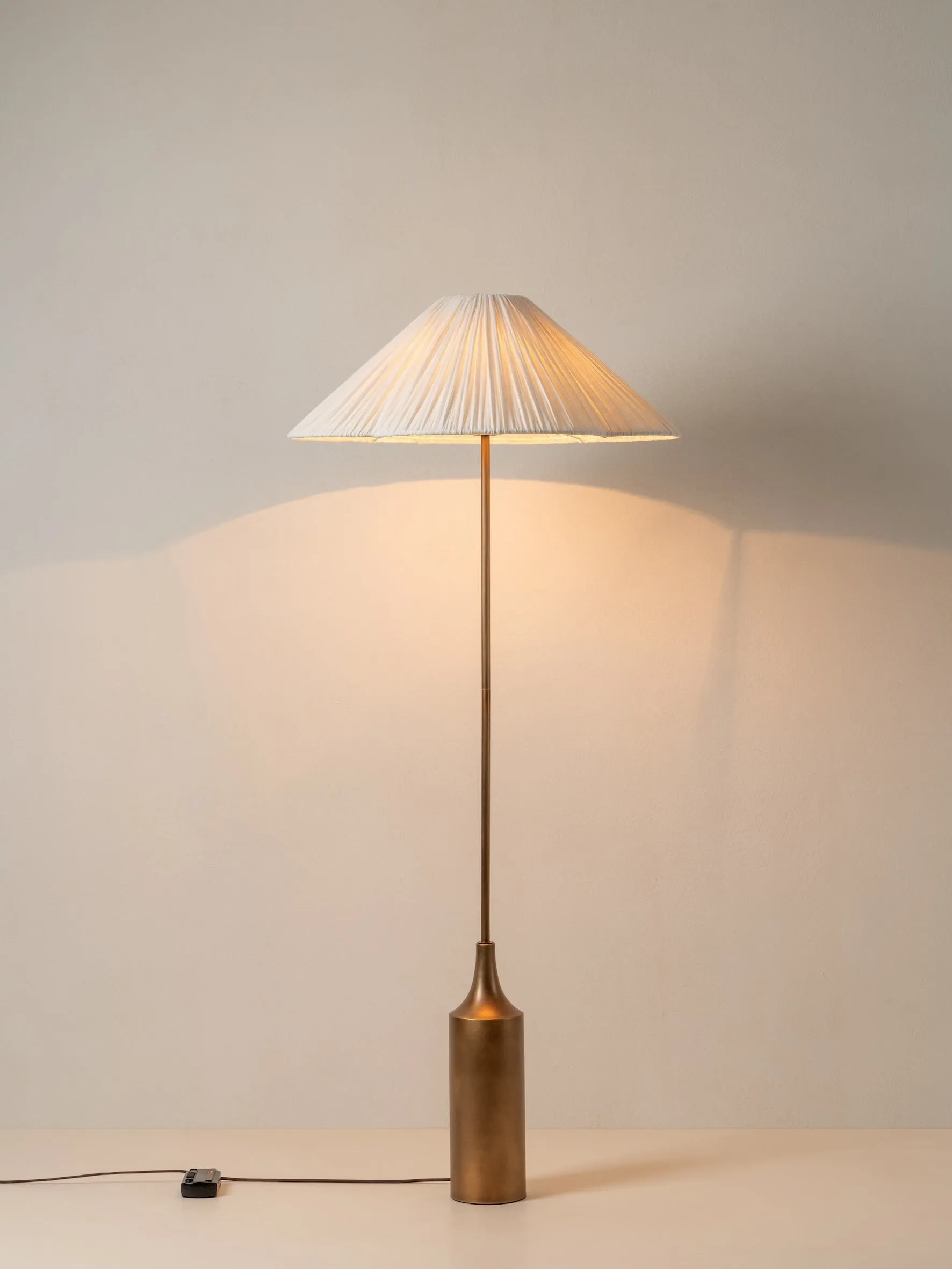 Linen Scalloped Floor Lamp – Soft Linen Pleats with Refined Metal Base KL1535